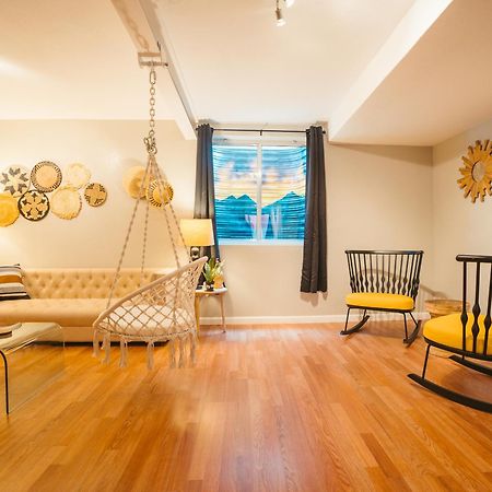 Windsor Retreat Private Basement Suite デンバー エクステリア 写真