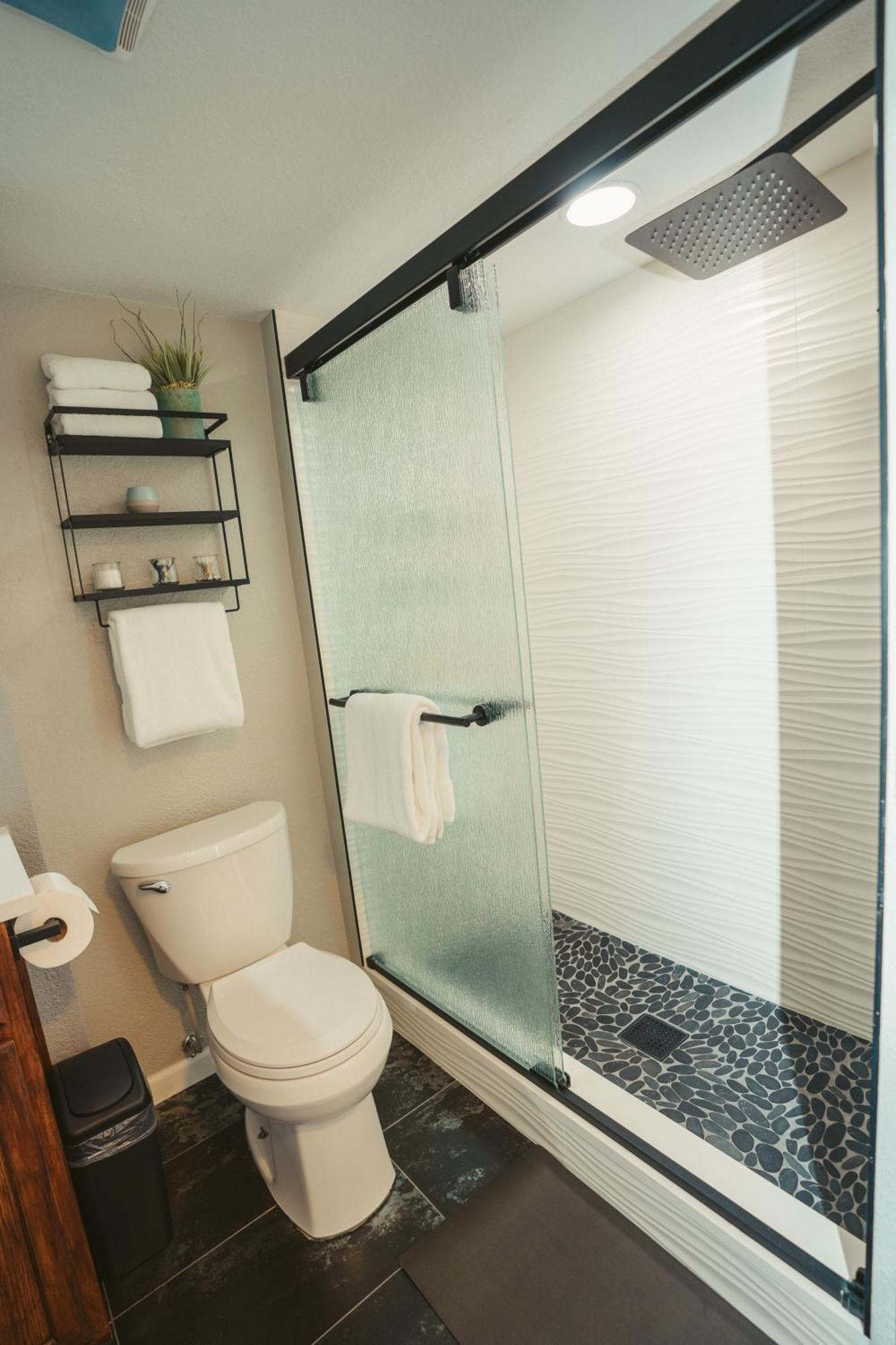 Windsor Retreat Private Basement Suite デンバー エクステリア 写真