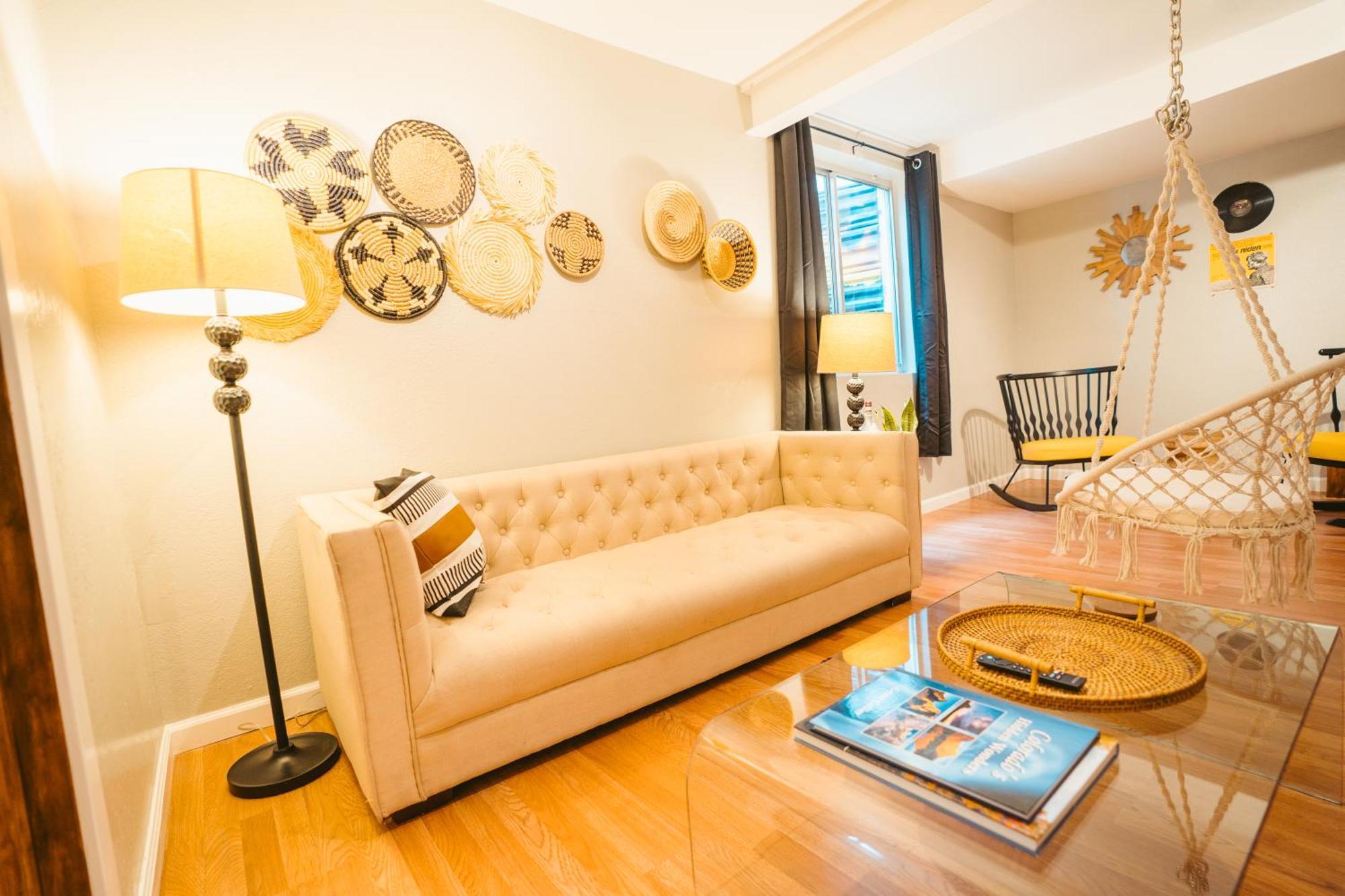 Windsor Retreat Private Basement Suite デンバー エクステリア 写真