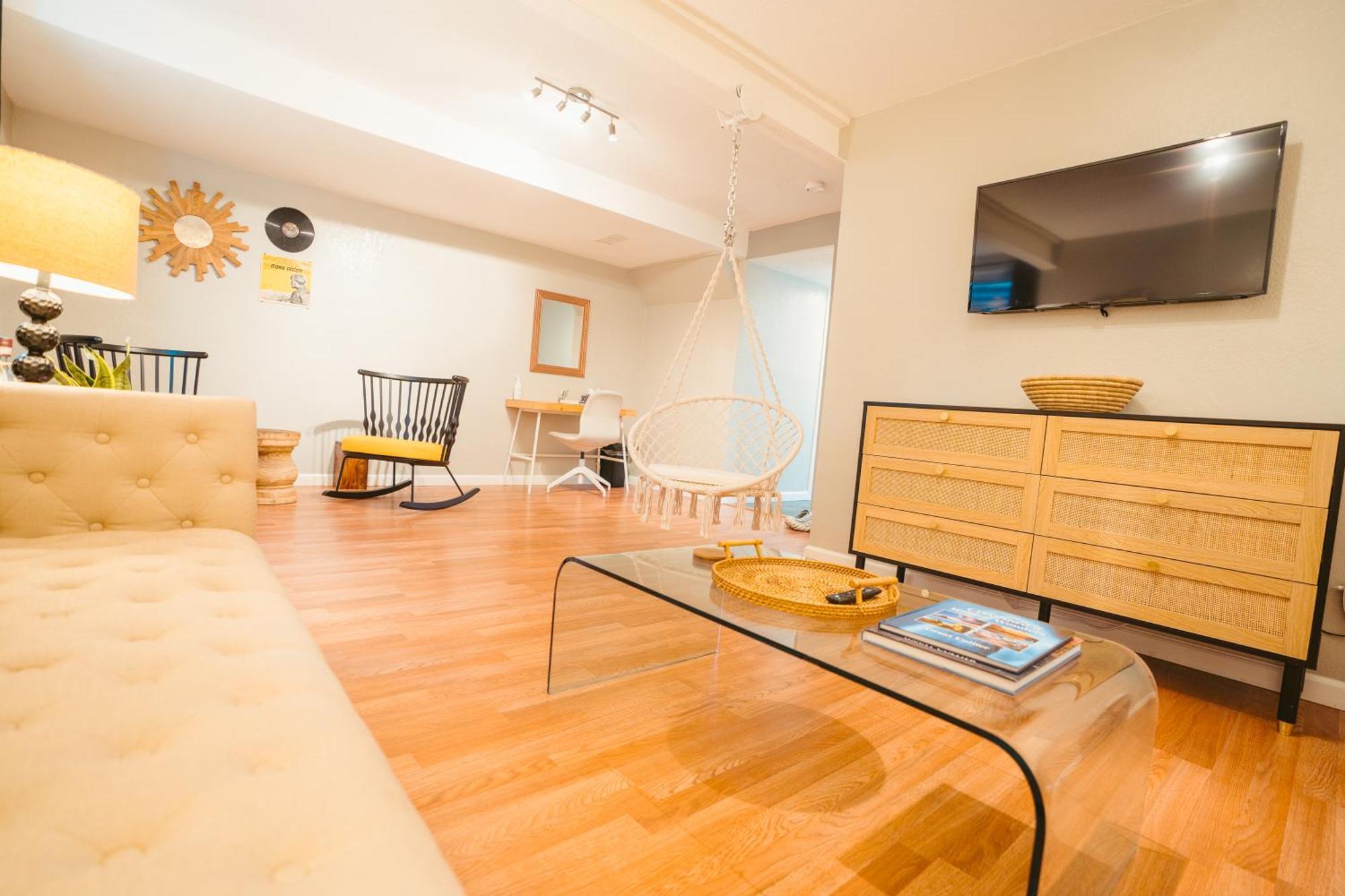 Windsor Retreat Private Basement Suite デンバー エクステリア 写真