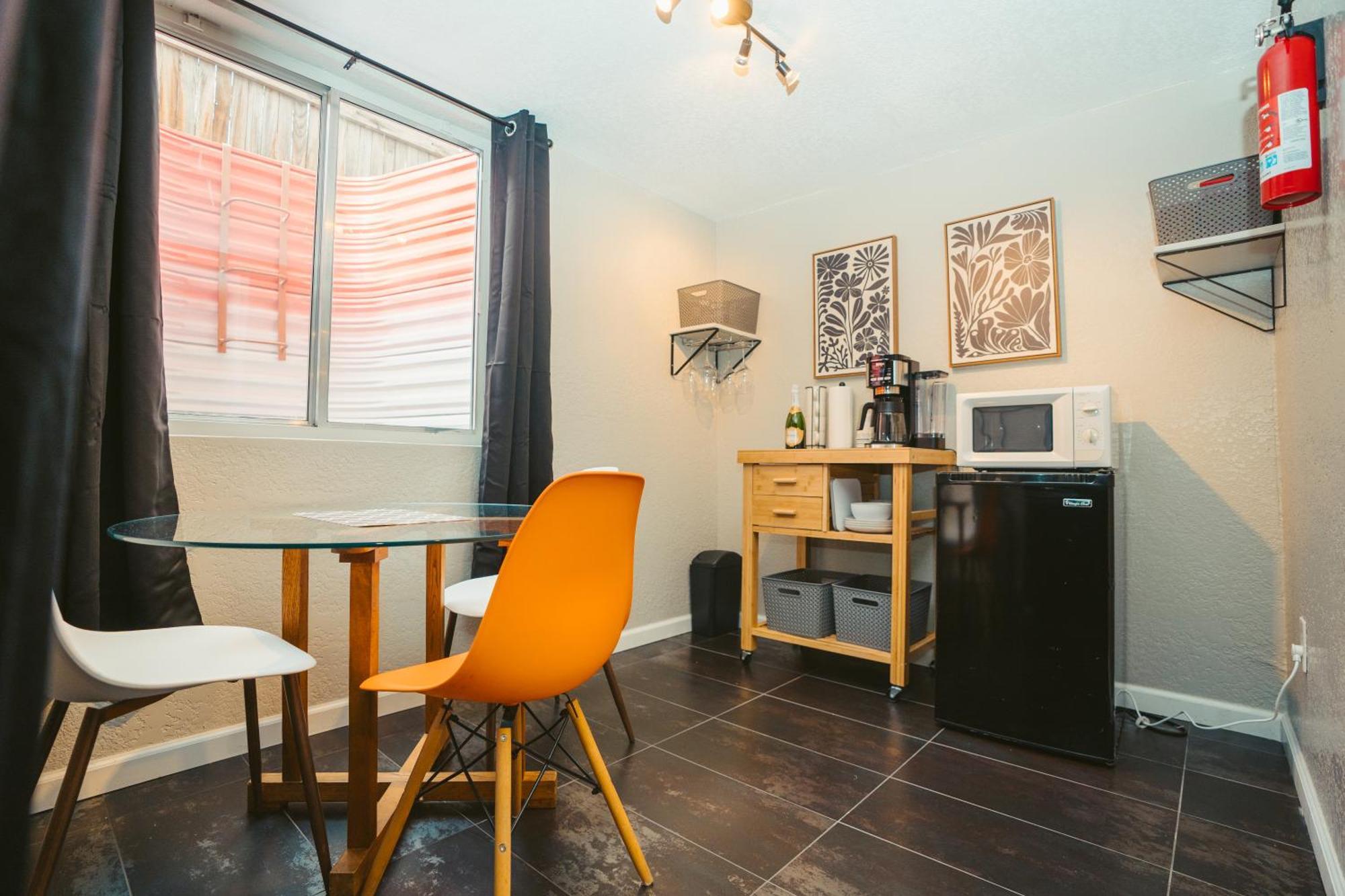 Windsor Retreat Private Basement Suite デンバー エクステリア 写真