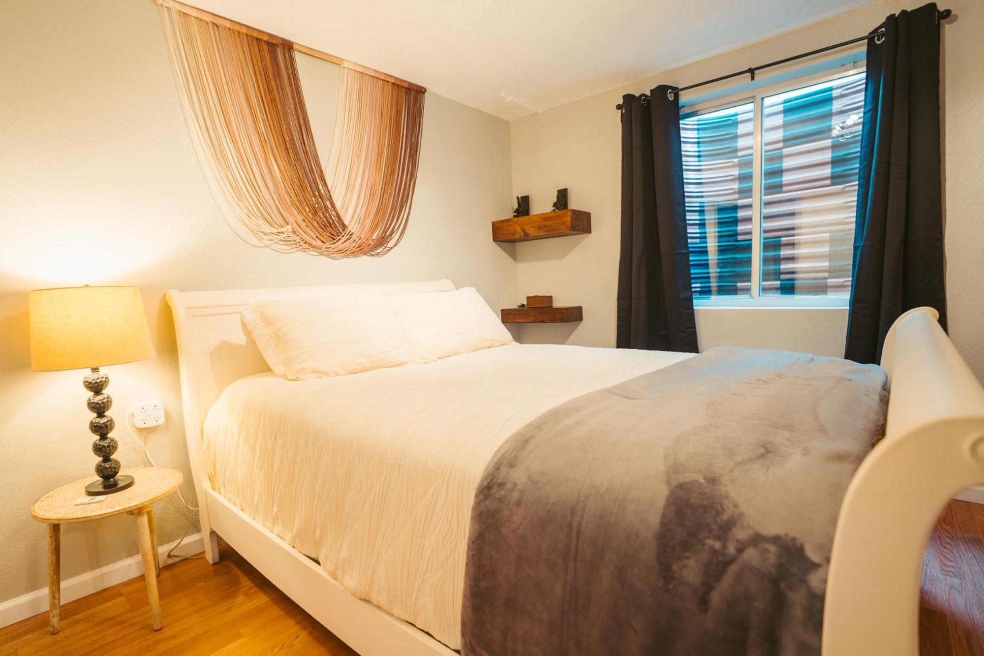 Windsor Retreat Private Basement Suite デンバー エクステリア 写真