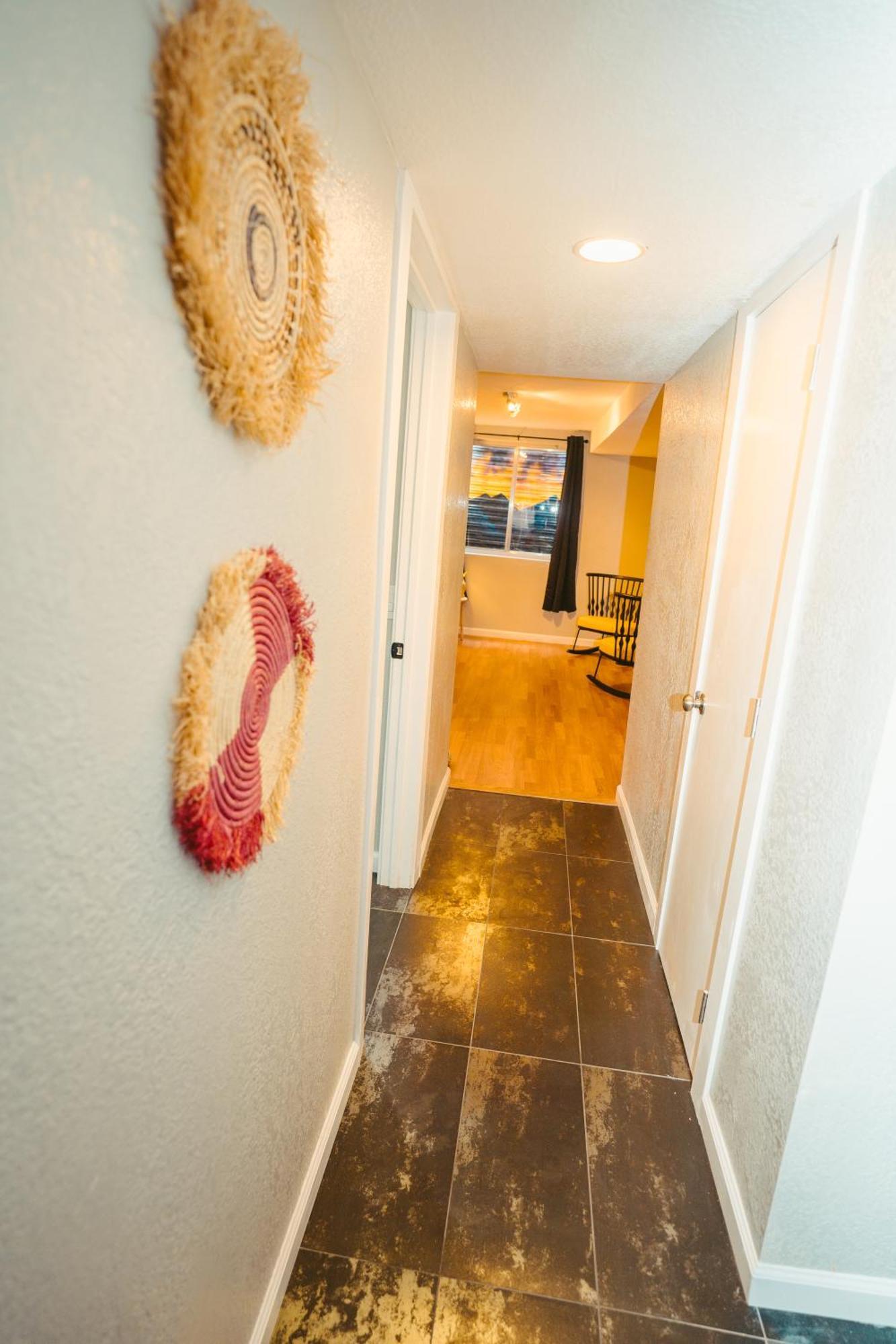 Windsor Retreat Private Basement Suite デンバー エクステリア 写真