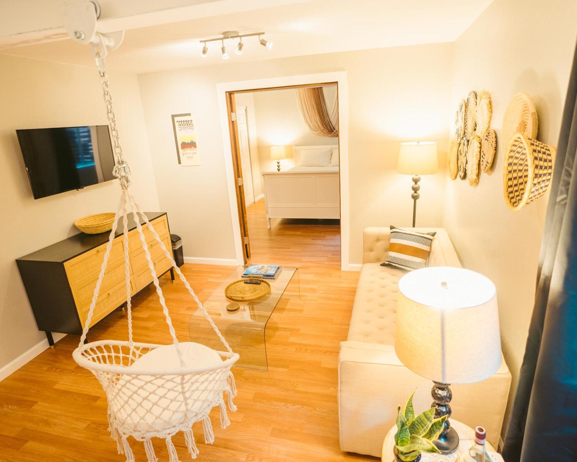 Windsor Retreat Private Basement Suite デンバー エクステリア 写真