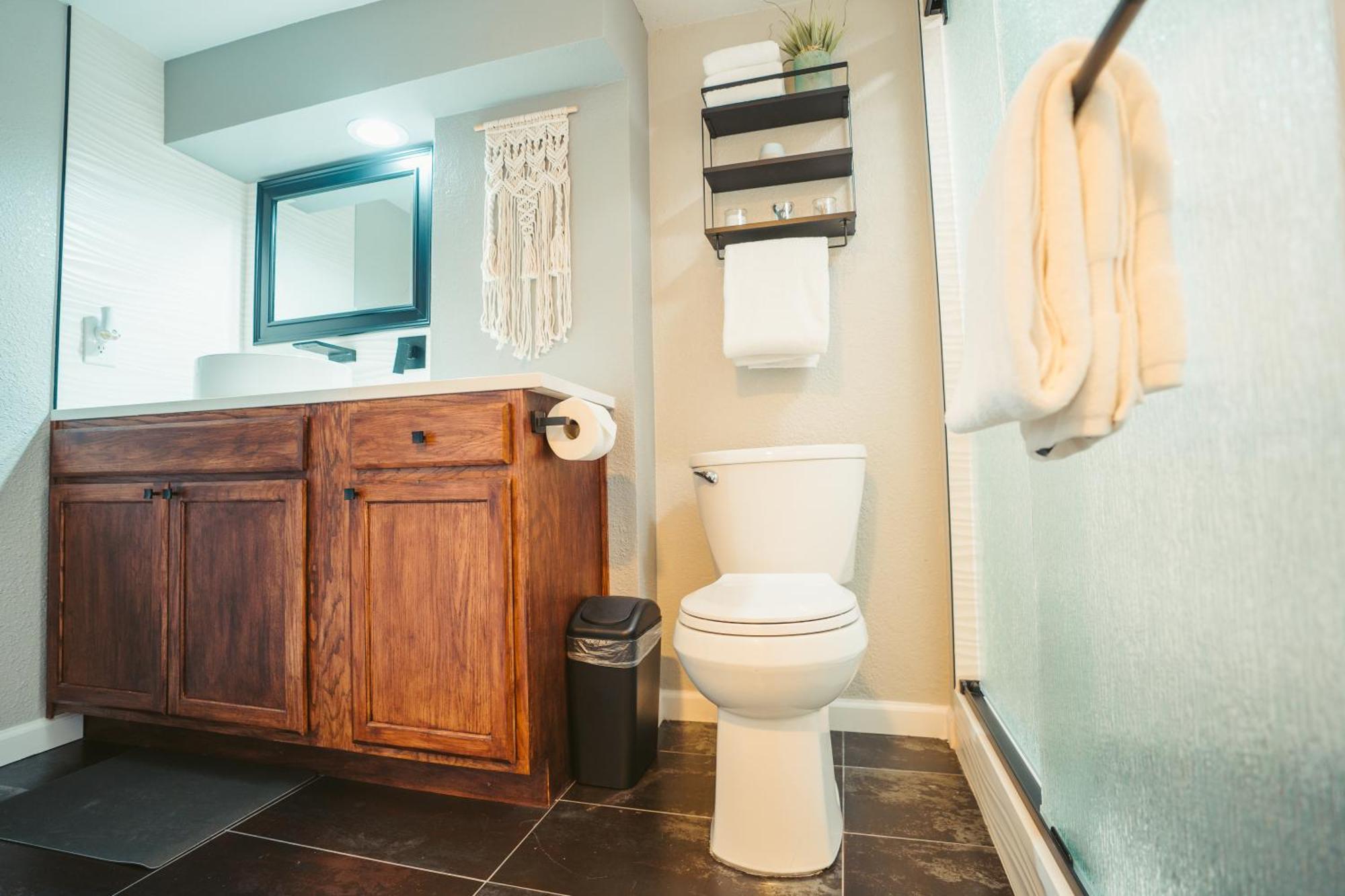 Windsor Retreat Private Basement Suite デンバー エクステリア 写真