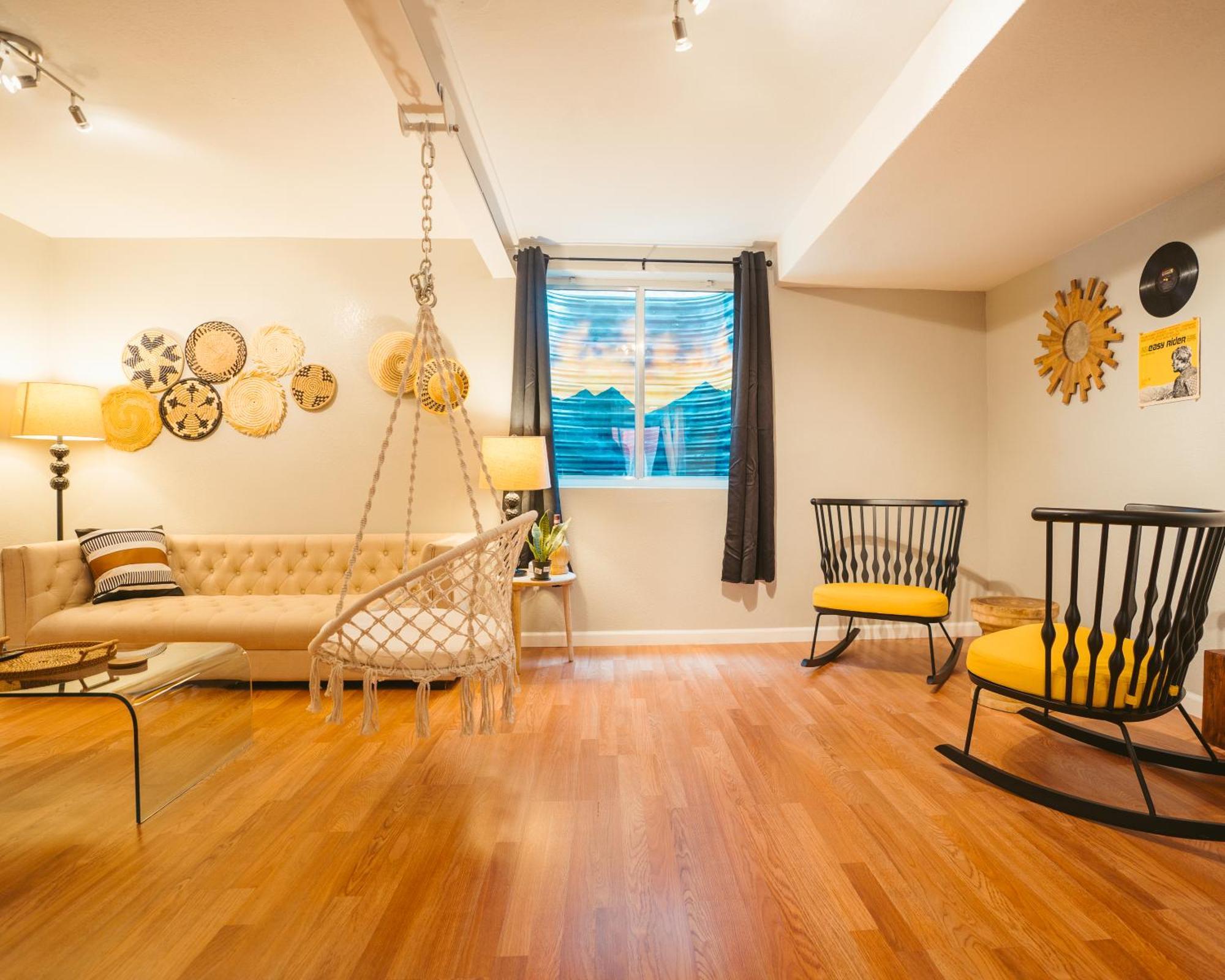 Windsor Retreat Private Basement Suite デンバー エクステリア 写真